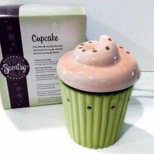 Scentsy Cupcake, Retired July 2011 warmer of the month New in Box